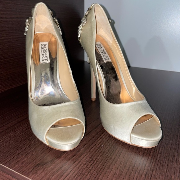 Badgley Mischka Kiara Crystal back Open Toe Pump. Size 8.5  beautiful pump - Picture 5 of 7